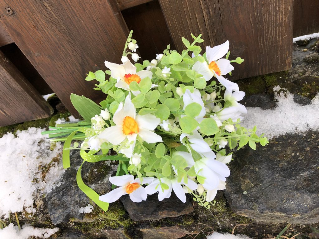 Kytice umělých jarních květiny konvalinek a narcisů